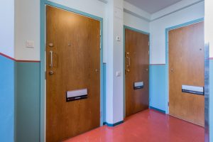 Porrashuoneiden Huoneisto-ovien uusiminen ja maalaustyöt